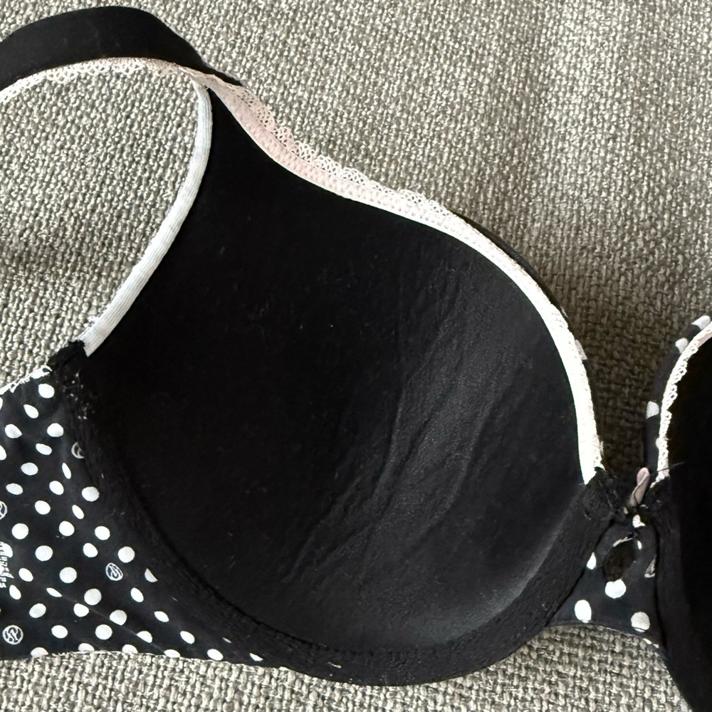 2 Victoria's Secret Bras for a great price!🎁
Each $10, both $18 - Picture 5 of 16